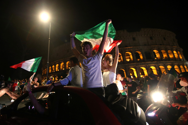 Perayaan juara Euro 2020 oleh pendukung Italia. Foto: Yara Nardi/REUTERS