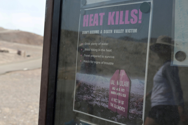 Foto: Wisatawan Berfoto di Death Valley saat Suhu Capai 54 Derajat Celsius (734912)