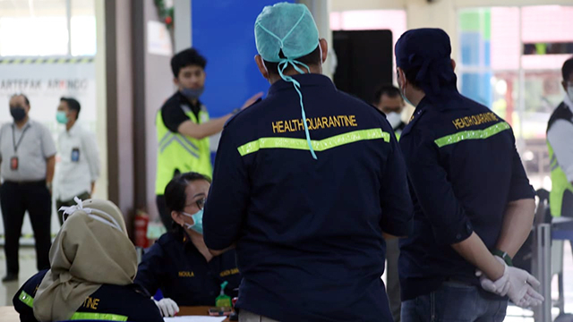 Petugas Kesehatan di Bandara Sam Ratulangi, Manado, Sulawesi Utara