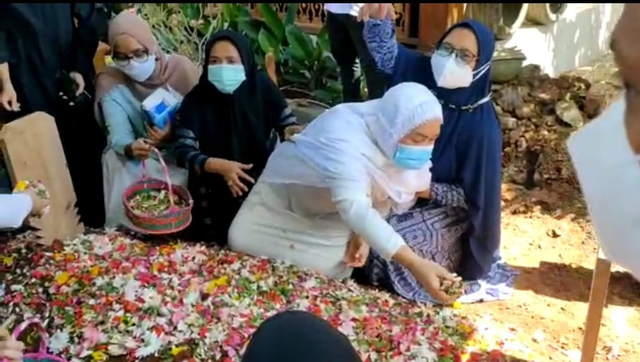 Jenazah Bupati Bekasi Eka Supri Atmadja dikebumikan di Tempat Pemakaman Keluarga di Desa Waluya, Cikarang Utara, Bekasi, Senin (12/7). Foto: Dok. Istimewa