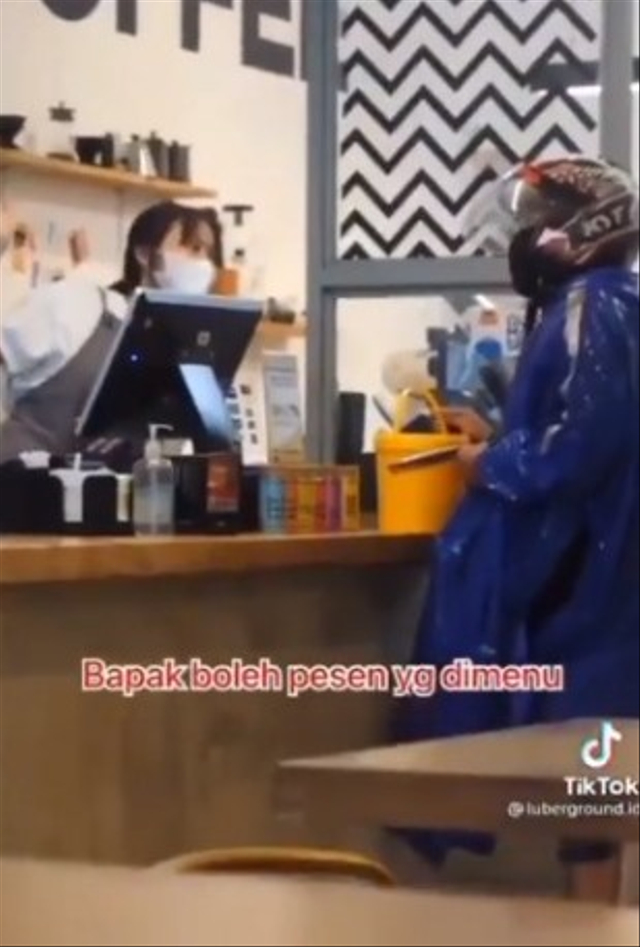 Momen mengharukan ojol yang merupakan seorang ayah langsung memikirkan anak saat ditawarkan menu gratis di sebuah kafe. (Foto: Instagram/@twider.id)