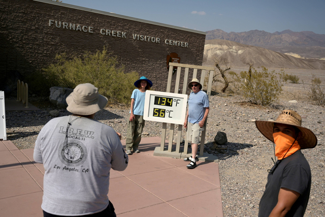 Foto: Wisatawan Berfoto di Death Valley saat Suhu Capai 54 Derajat Celsius (734911)