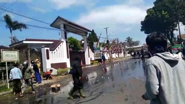3 Mobil Polisi Dirusak saat Aksi Bela Rizieq di Kantor Kejari Tasikmalaya (93096)