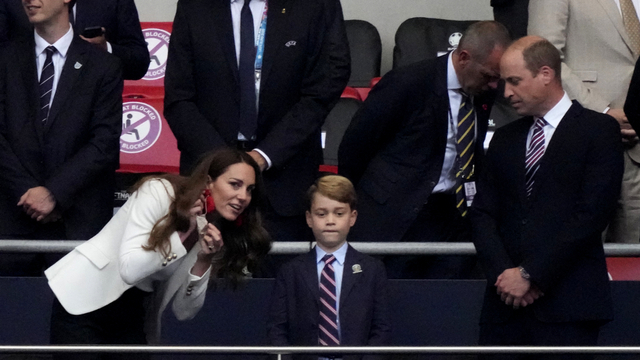 Tampil Beda dengan Anting Besar, Intip Gaya Kate Middleton di Final Euro 2020 (6157)
