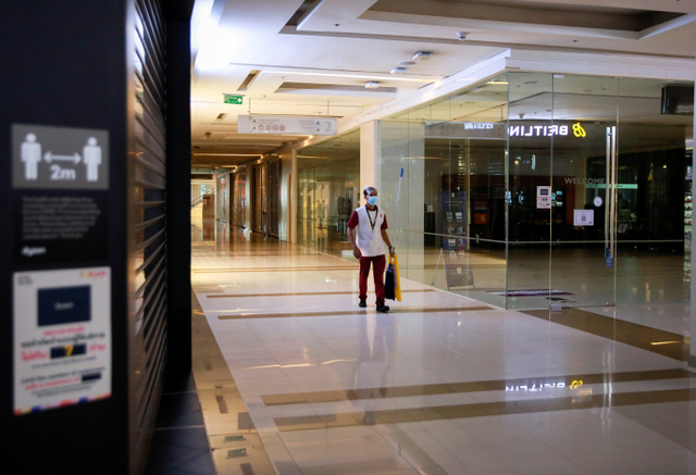 Suasana di pusat perbelanjaan yang ditutup saat lockdown dan pembatasan perjalanan diberlakukan di Bangkok, Thailand, Senin (12/7). Foto: Soe Zeya Tun/Reuters