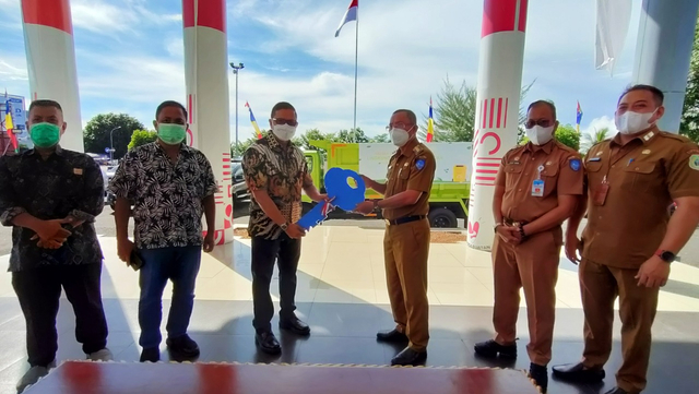 Wali Kota Ternate Tauhid Soleman saat menerima kunci secara simbolis, bantuan truk pengangkut sampah dari perusahaan pertambangan dan hilirisasi HARITA Nickel. Foto: istimewa