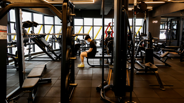 Seorang anggota gym berlatih di klub kebugaran di klub kebugaran di Seoul, Korea Selatan, Senin (12/7). Foto: Heo Ran/REUTERS