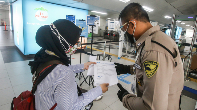 Petugas memeriksa Surat Tanda Registrasi Pekerja (STRP) bagi penumpang MRT Jakarta di Stasiun MRT Lebak Bulus, Jakarta, Senin (12/7/2021). Foto: Rivan Awal Lingga/ANTARA FOTO