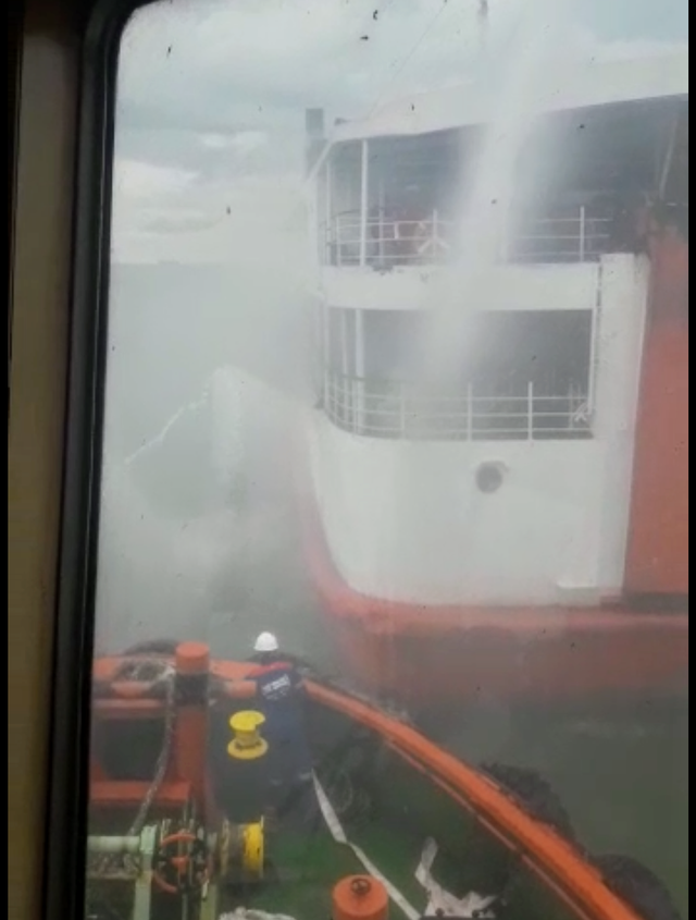 KMP Gunsa VIII Terbakar di Perairan Luar Banyuasin, Sumsel (258042)