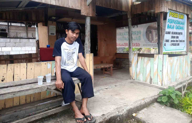 Dedi Setiawan saat berada di Posko Ilmu yang berada di di Kelurahan Balai Gadang, Kecamatan Koto Tangah, Kota Padang, Sumatera Barat. Foto: dok Dedi