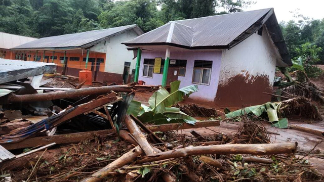 Kondisi di halaman SD Negeri 07 Molawe tertutup material banjir bandang di Kecamatan Molawe, Konawe Utara, Sulawesi Tenggara, Senin (12/7/2021). Foto: Suyamin/ANTARA FOTO