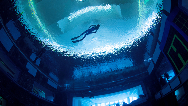 Kolam renang dalam ruangan terdalam di dunia yang ada di Dubai. Foto: Reuters via Deep Dive Dubai