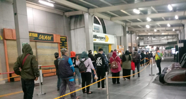 Antrean penumpang KRL di Stasiun Citayam untuk pengecekan STRP. Foto: Twitter/commuterline