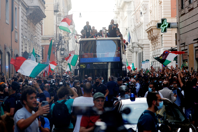 Pemain Timnas Italia merayakan juara Euro 2020 saat konvoi di Roma, Italia.  Foto: Guglielmo Mangiapane/REUTERS