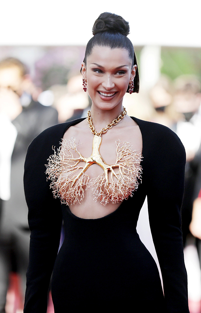 Tutupi Payudara dengan Kalung, Gaya Bella Hadid di Festival Cannes Jadi Sorotan (154578)