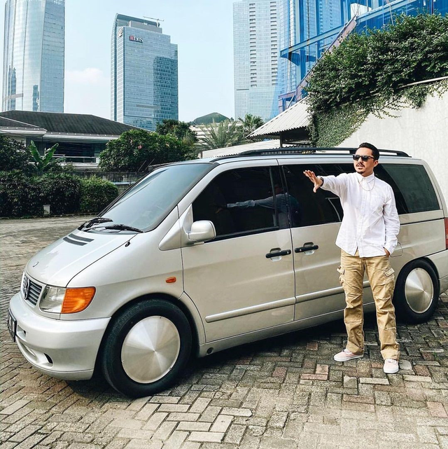 Omesh dan mobil kesayangannya yang diubah menjadi mobil darurat COVID-19. Foto: Instagram/dianayulestari.