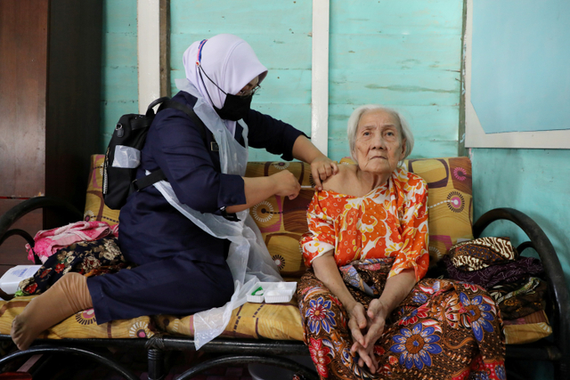 Petugas memberikan vaksin corona Sinovac kepada warga di Sabak Bernam, Malaysia. Foto: Lim Huey Teng/REUTERS