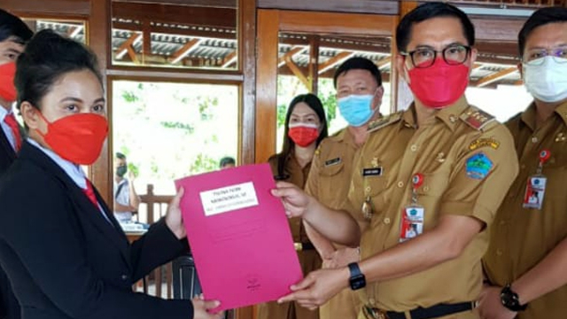 Bupati Minut dan Wakil Bupati Minut, Joune Ganda - Kevin W Lotulung, menyerahkan SK  Pejabat Fungsional Pengelola Pengadaan Barang dan Jasa melalui Perpindahan dari Jabatan lain, seusai dilantik