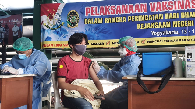 Petugas kesehatan memberikan dosis vaksin kepada seorang anak di halaman Gembira Loka Zoo Yogyakarta. Foto: Dok. Istimewa