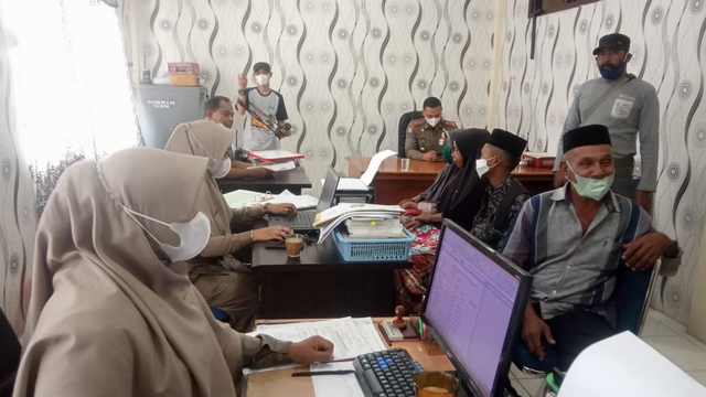 Petugas mendata enam peminta sumbangan yang ditangkap di Kota Meulaboh. Foto: Dok. Satpol PP-WH Aceh Barat