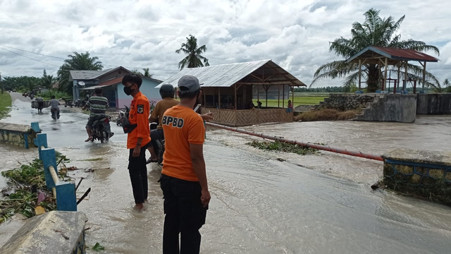 Tim BPBD Kabupaten Batu Bara melakukan asesmen atas bencana banjir di wilayah Kabupaten Batu Bara, Sumatera Utara, Senin (12/7). Foto: BNPB