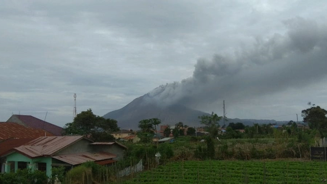 Gunung Sinabung erupsi, Selasa (13/7). Foto: Dok. Istimewa