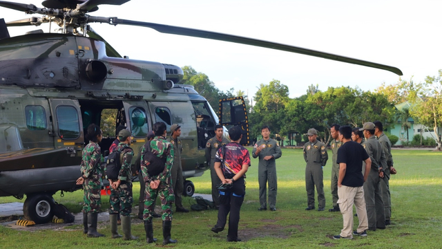 Evakuasi dua jenazah teroris Poso dengan Heli Caracal. Foto: Puspen TNI