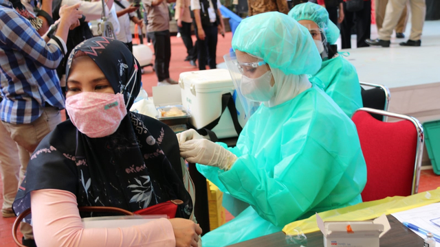 Petugas kesehatan memberikan dosis Vaksinasi COVID-19 pada Sentra INKINDO DKI Jakarta dan masyarakat sekitar, di One Bellpark Mall, Jakarta Selatan, Selasa (13/7). Foto: Pemprov DKI Jakarta