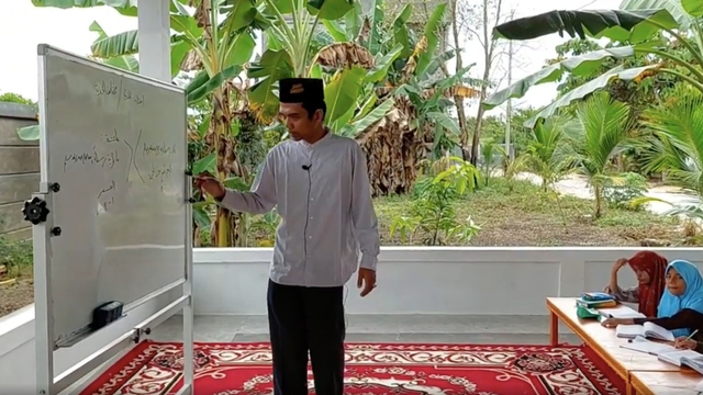 Ustaz Abdul Somad (UAS) mengajar di teras. Foto: Instagram/@ustadzabdulsomad_official