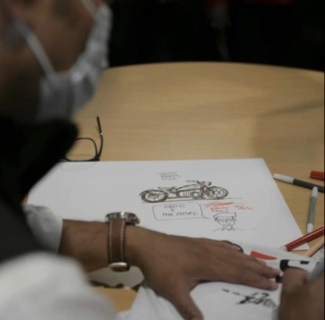 Ridwan Kamil sedang menggambar sketsa motor listrik RKG-72. Foto: Instagram/Ridwan Kamil