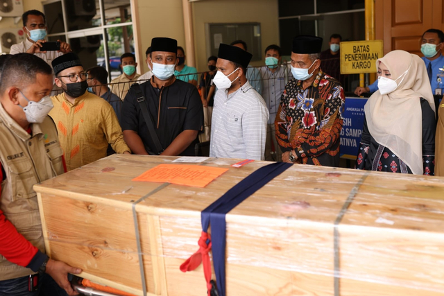 Istri Gubernur Aceh Dyah Erti Idawati hingga Bupati Nagan Raya menyambut jenazah Septia Ulfa Lestari (22), mahasiswi penghafal 30 juz Alquran di Bandara Sultan Iskandar Muda, Selasa (13/7). Foto: Abdul Hadi/acehkini