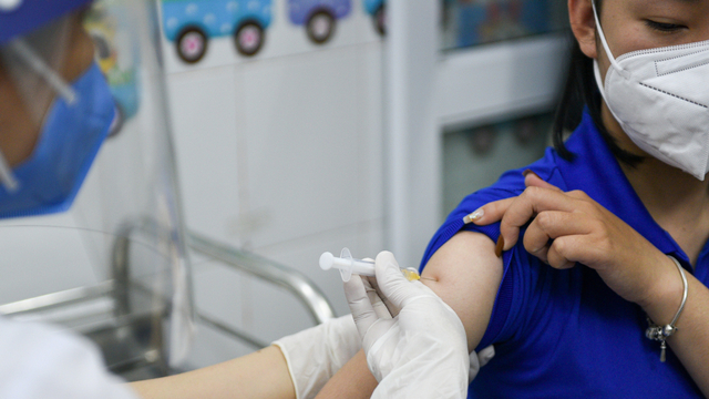 Seorang wanita menerima vaksin corona AstraZeneca untuk petugas kesehatan, di Rumah Sakit Penyakit Tropis Hai Duong, provinsi Hai Duong, Vietnam. Foto: Thanh Hue/REUTERS