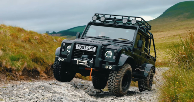 Ketika Land Rover Defender Disuntik Motor Listrik Tesla (33122)