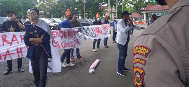 Massa menggelar aksi protes PPKM mikro di Palembang. (Abdul Toriq/Urban Id)