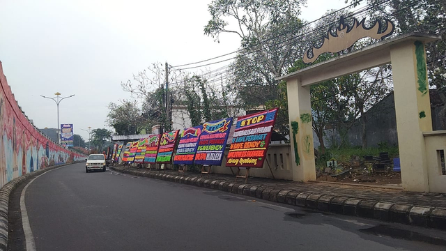 Papan bunga dukungan tolak kriminalisasi perawat di sekeliling Puskesmas Kedaton Bandar Lampung, Selasa (13/7). | Foto: Bella Sardio /Lampung Geh