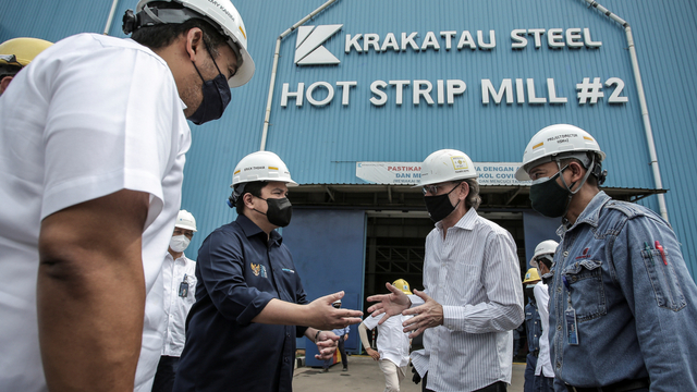 Menteri BUMN Erick Thohir (kedua kiri) saat melakukan kunjungan kerja ke PT Krakatau Steel (Persero) Tbk di Cilegon, Banten, Selasa (13/7/2021). Foto: Dhemas Reviyanto/ANTARA FOTO