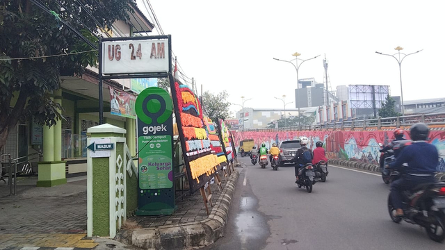 Papan bunga dukungan tolak kriminalisasi perawat di sekeliling Puskesmas Kedaton Bandar Lampung, Selasa (13/7). | Foto: Bella Sardio /Lampung Geh