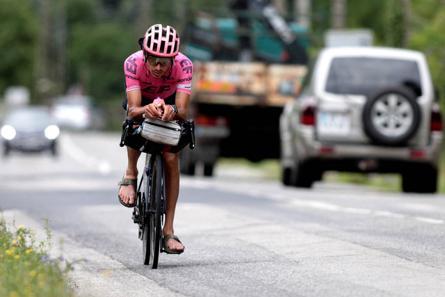 Pengendara sepeda Australia Lachlan Morton mengendarai pada hari ke-13 dari balapan sepeda alternatif Tour de France di dekat Tarascon-sur-Ariege pada 8 Juli 2021. Foto: VALENTINE CHAPUIS/AFP