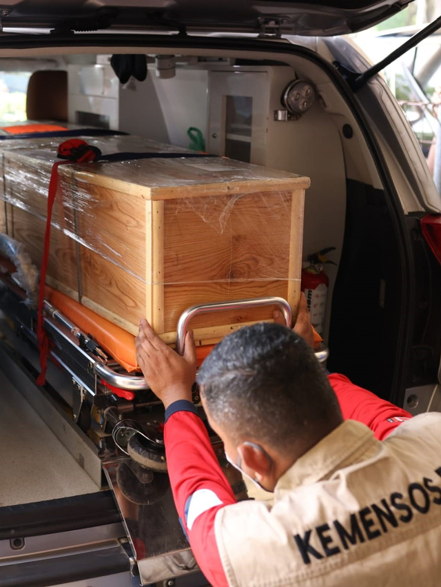 Jenazah Septia Ulfa Lestari dimasukkan ke dalam ambulans milik Dinsos Aceh setiba di Bandara SIM untuk dibawa ke kampung halamannya di Kabupaten Nagan Raya, Selasa (13/7). Foto: Abdul Hadi/acehkini