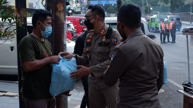 Satpol PP Kota Bogor memberi bantuan sembako kepada pedagang. Foto: Pemkot Bogor