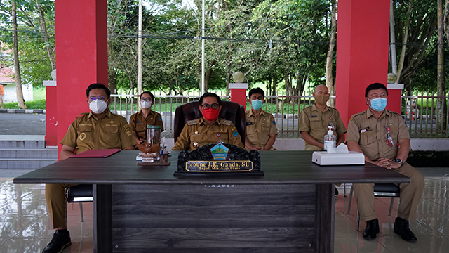 Bupati Minut, Joune Ganda, didampingi Wakil Bupati Kevin W Lotulung dan Sekretaris Daerah, Ir Jimmy Kuhu, saat mengikuti sosialisasi Penerapan Tanda Tangan Elektronik (TTE) yang digelar oleh Badan Siber dan Sandi Negara (BSSN) melalui Unit Pelaksana Teknis Balai Sertifikat Elektronik