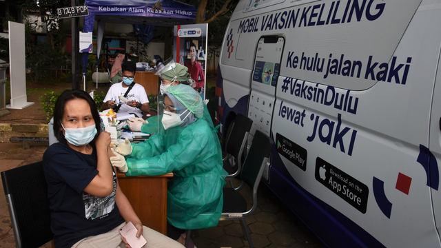 Petugas kesehatan menyuntikkan vaksin Sinovac kepada warga saat mobil vaksin keliling singgah di Kantor Kelurahan Cipedak, Jakarta, Selasa (13/7/2021). Foto: Indrianto Eko Suwarso/ANTARA FOTO