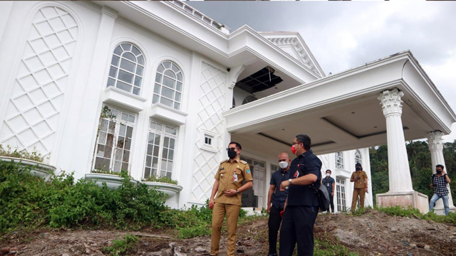 Bupati Minut Tinjau Rumah Dinas yang Terbengkalai, Joune Ganda: Segera Ditempati (58177)