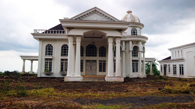 Bupati Minut Tinjau Rumah Dinas yang Terbengkalai, Joune Ganda: Segera Ditempati (58178)