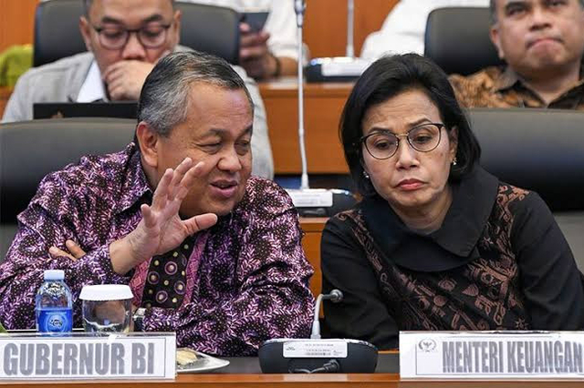Gubernur Bank Indonesia Perry Warjiyo (kiri) dan Menteri Keuangan RI Sri Mulyani (kanan) tampak berdiskusi. (Foto: ANTARA/M Risyal/far)