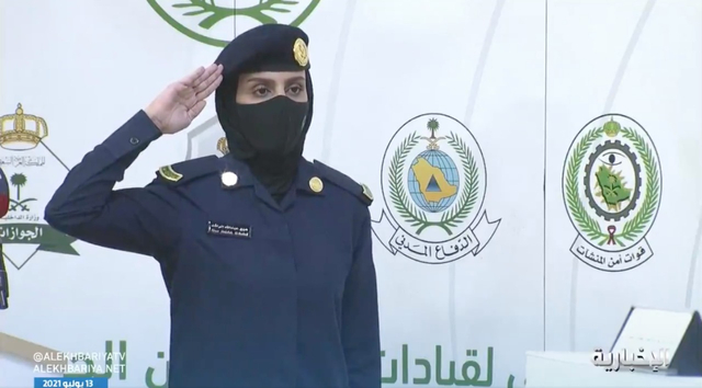 Seorang tentara wanita Arab Saudi memberi hormat kepada komandan sebelum membeirkan presentasi dalam jumpa pers tentang keamanan haji 2021. Foto: @alekhbariyatv