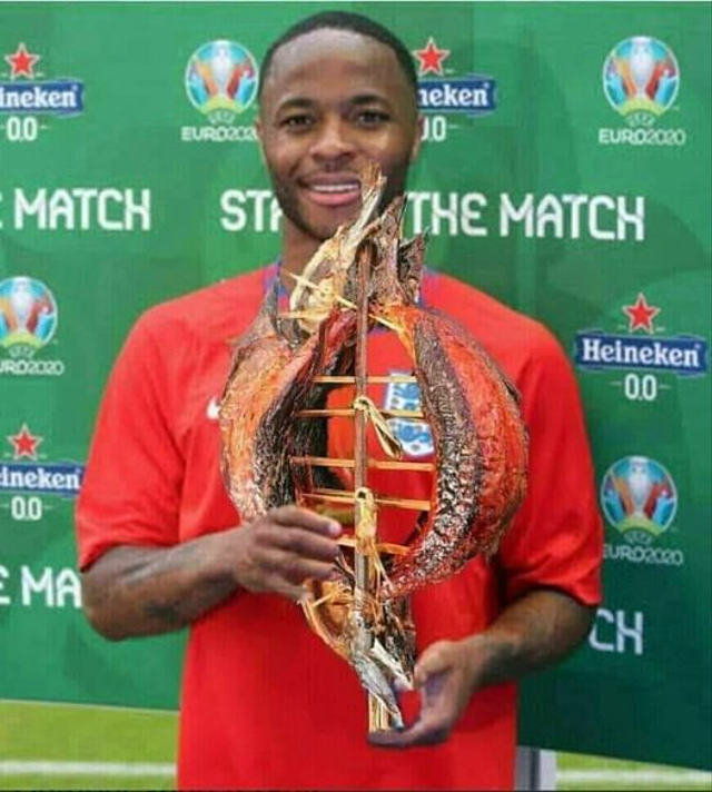 Lucunya Foto Editan Raheem Sterling Pegang Piala Cakalang Fufu (1051071)