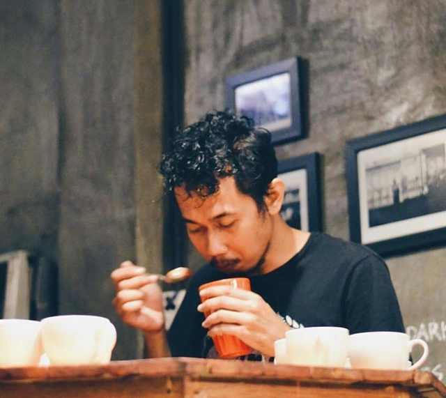 Dimas Juliannur Fajar, atau yang akrab disapa Jaja, pegiat kopi asal Pontianak. Foto: Instagram @jemuranantik
