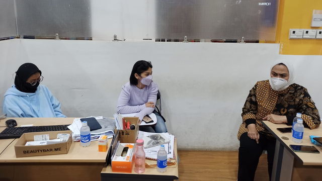 Bupati Serang (pakai batik) saat berdiskusi menangani kasus vaksin yang viral. Foto: Dok. Istimewa