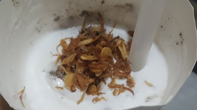 Tren Makan Es Krim Pakai Bawang Goreng, Warganet: Enak Banget, Sumpah (234992)